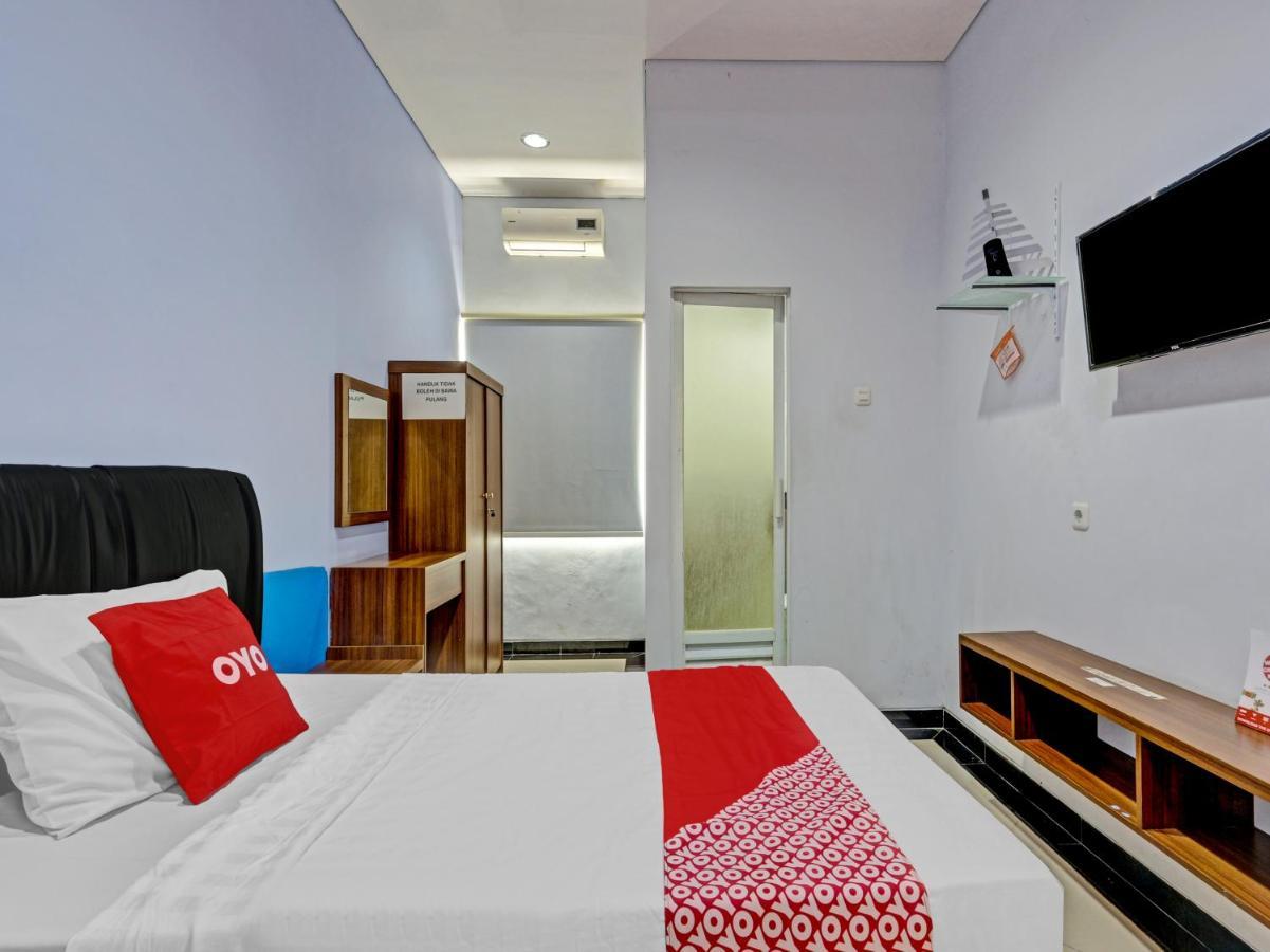 Oyo 90553 Arteri Guest House Semarang Exterior photo